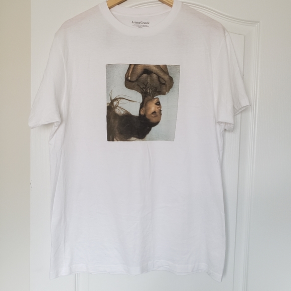 SOLD NWOT Ariana Grande upside down Oversized graphic tshirt M - Picture 2 of 6